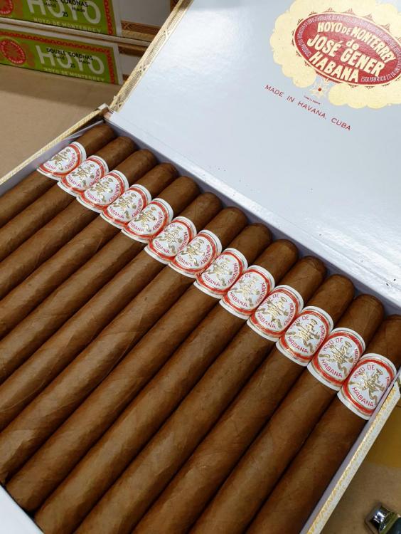 Hoyo De Monterrey Double Corona PSP MAR 20.jpg