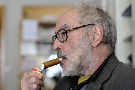 Jean-Luc-Godard-Cigar-Smoke-cigarmonkeys.com-the-best-cigar-website-16.jpg.4b7712ca79d9caea7fca1070792262e7.jpg