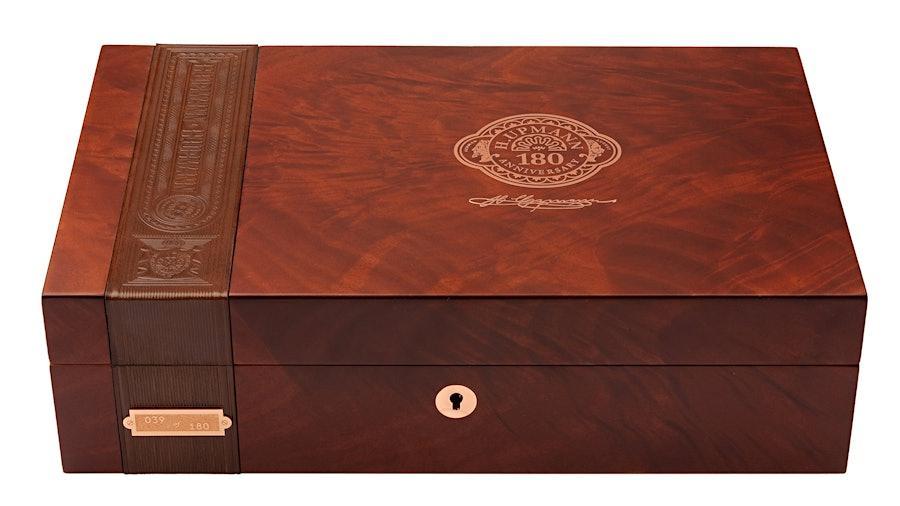 h.upmann-180th-anniversary-humidor-closed-1600.jpg.c9d7c7cb67efdc797f8f0471ebe3a48f.jpg